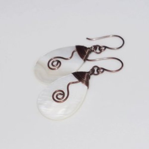 Boucles d'oreilles gouttes de nacre blanche, boucles d'oreilles pendantes en cuivre