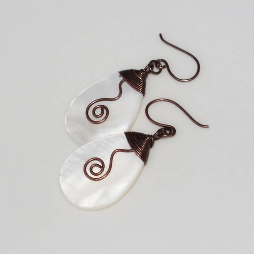 Boucles d'oreilles gouttes de nacre blanche, boucles d'oreilles pendantes en cuivre