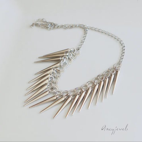 Collier court chaine et pointes en métal argenté