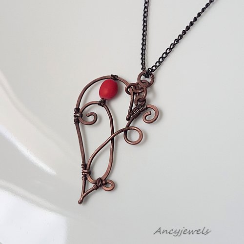 Collier demi-cœur en cuivre et corail