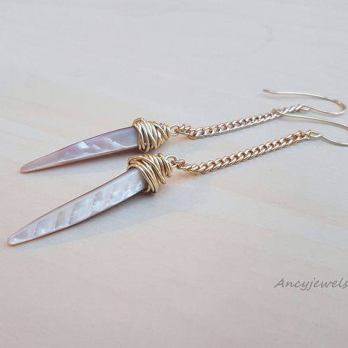 Boucles d'oreilles longues dorées piques de nacre