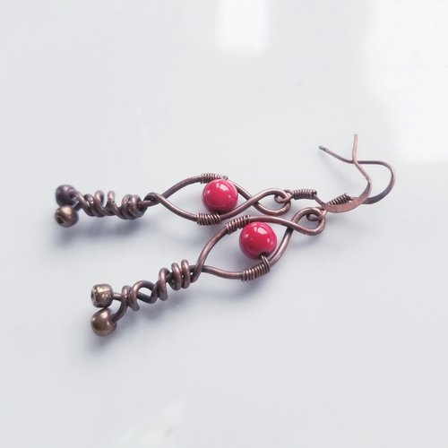 Boucles d'oreilles cuivre oxydé et perles de verre rouge