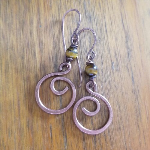 Boucles d'oreilles pendantes, créoles cuivre oxydé et perles œil de tigre
