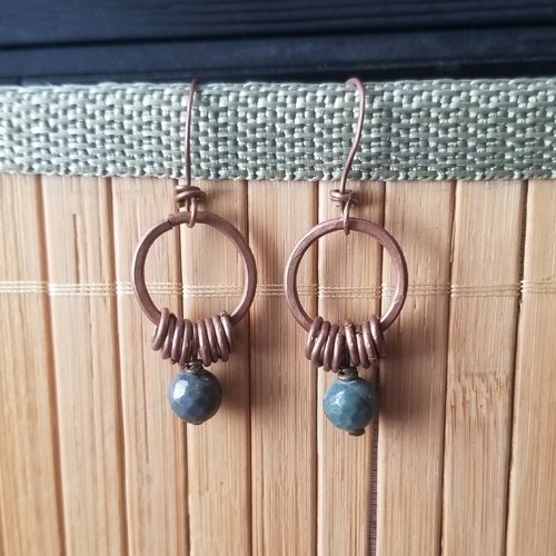 Boucles d'oreilles créoles cuivre et perles de jade vert