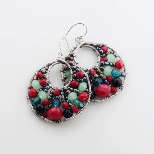 Boucles d'oreilles créoles plaquées argent perles de verre