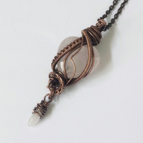 Collier long fil de cuivre wire wrapped avec quartz rose