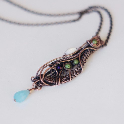 Unique pendentif cuivre oxydé et perles de verre