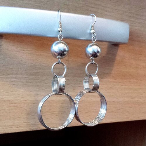 Boucles d'oreilles legeres en metal argenté et perles