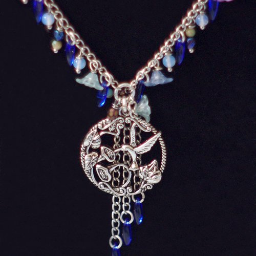 Collier bleu oiseau et fleurs