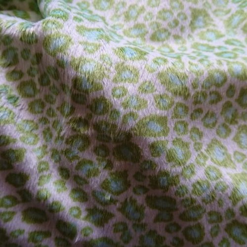 Tissu velours minky lisse - imprimé léopard vert / 50 cm