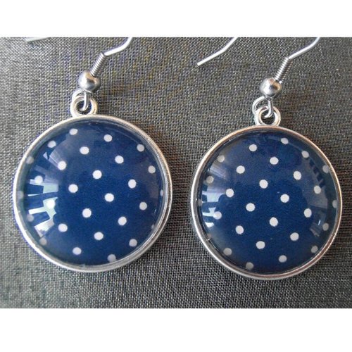 Boucles d'oreilles pois blanc fond bleu, cabochons en verre, crochets et support en acier inoxydable