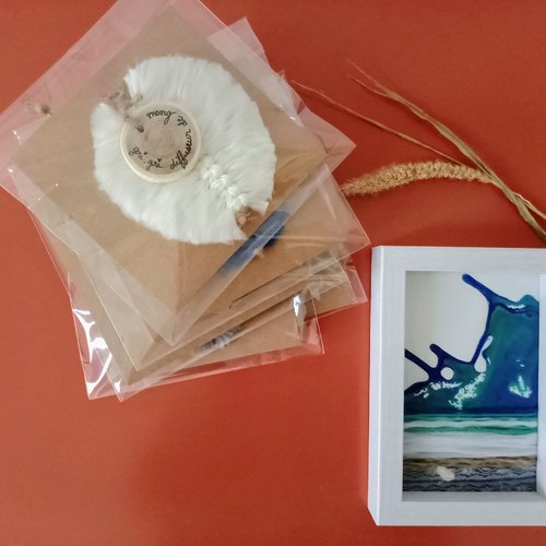 Suspension "gri-gri diffuseur de bisous n°1", suspension macramé, cadeau fait main, tissage, tenture murale, creation bisou