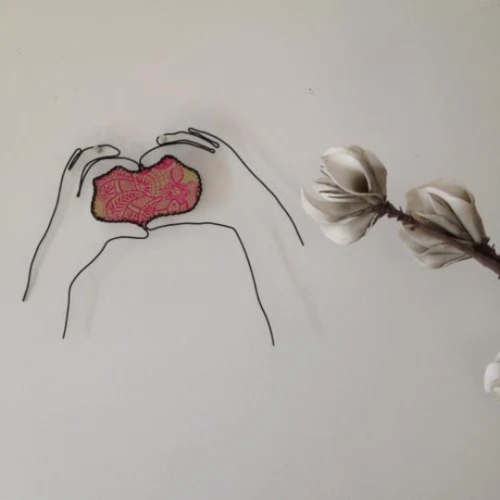 Dessin au fil aluminium  "main coeur", dessin arts graphiques, decoration murale, dessin coeur