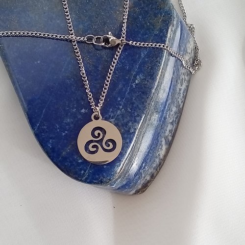 Collier avec pendentif triskel, symbole celte. idée cadeau