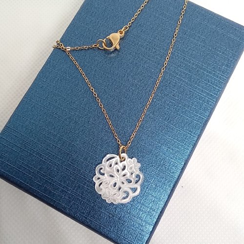 Collier doré avec pendentif en nacre