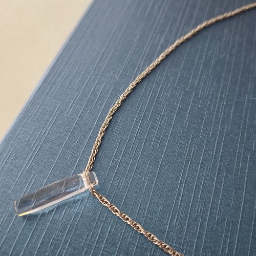 Chaîne avec pendentif cristal