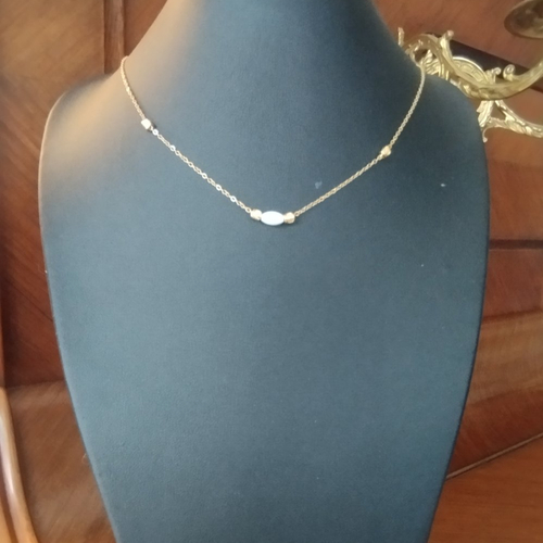 Ras de cou avec perle de nacre et perles d’acier sculpté sur chaîne en acier doré