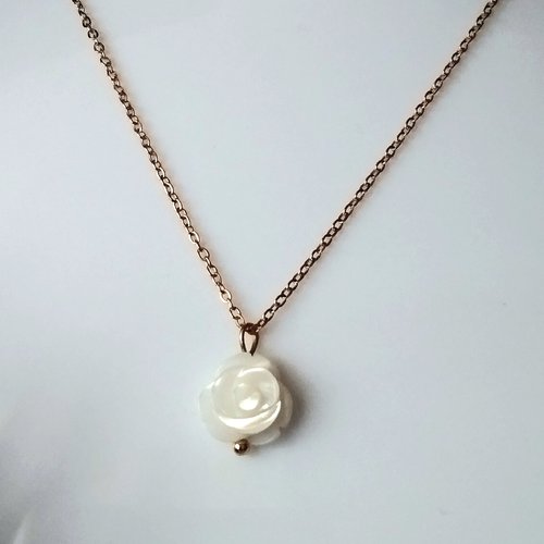 Collier pendentif rose sculptée en nacre - chaîne acier inoxydable doré - style romantique femme