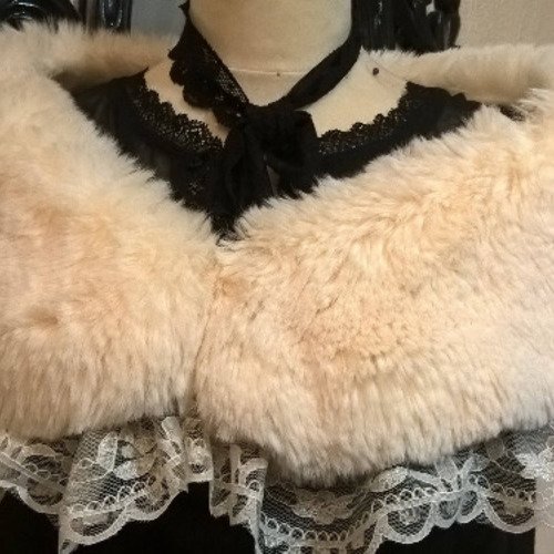 Châle, col, chauffe épaule en fausse fourrure et dentelle de couleur écru