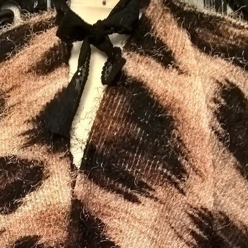 Cape, poncho en viscose et élasthanne, motif panthère de couleur beige et marron, cadeau femme, fait main