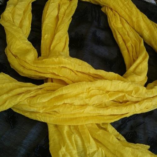 Foulard en viscose froisse couleur jaune 