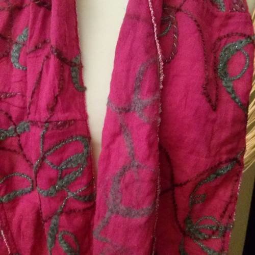 Joli foulard en coton brodé main couleur fuchsia 