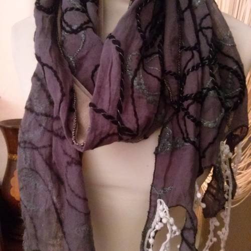 Joli foulard en coton brodé main couleur gris mauve 