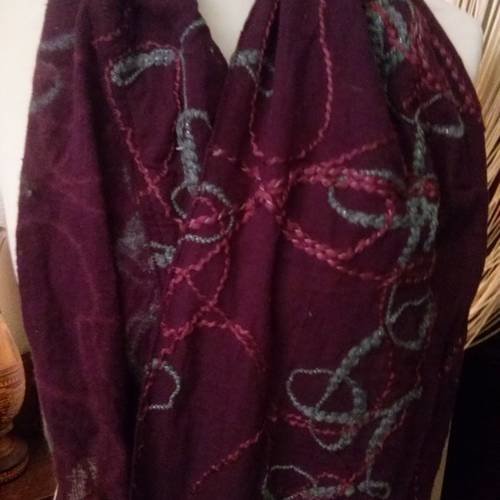 Joli foulard en coton brodé main couleur violet 