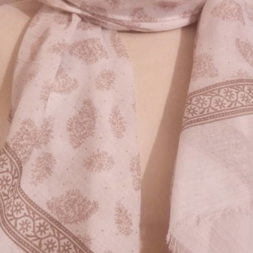 Grand foulard en coton et viscose imprimé couleur blanche et beige 