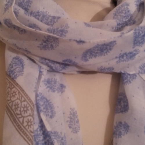 Grand foulard en coton et viscose imprimé couleur blanche et bleu 