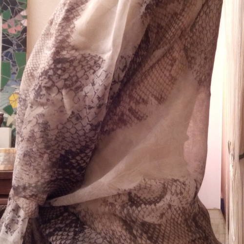 Grand foulard en coton imprimé couleur blanche et gris 