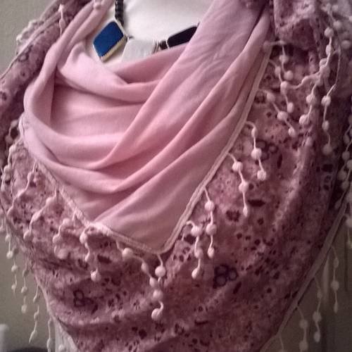Foulard en  viscose et crochet couleur rose poudré 