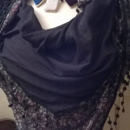 Foulard en  viscose et crochet couleur noir 
