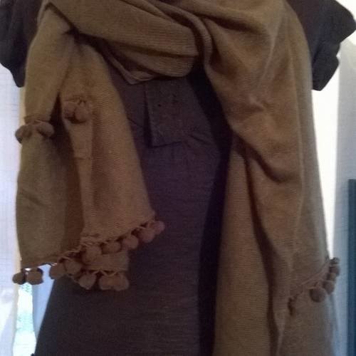 Écharpe en laine et acrylique et pompons couleur marron 