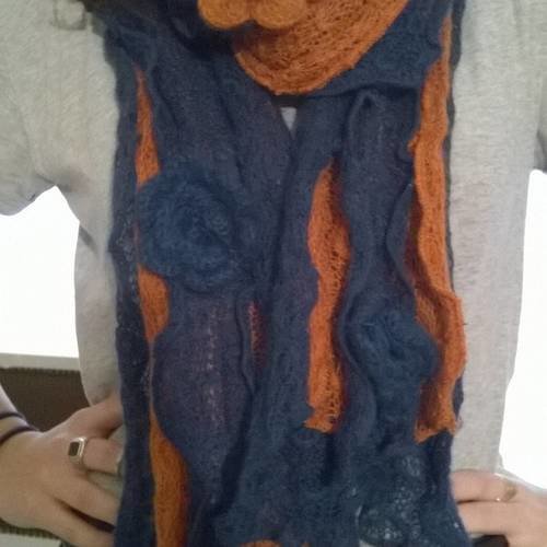 Écharpe  en mohair et acrylique couleur orange et bleu 