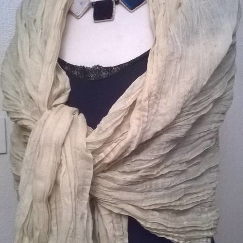 Grand châle ou foulard en coton froissé 