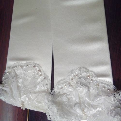 Gants longues de cérémonie  en satin et dentelle de couleur  blanche 