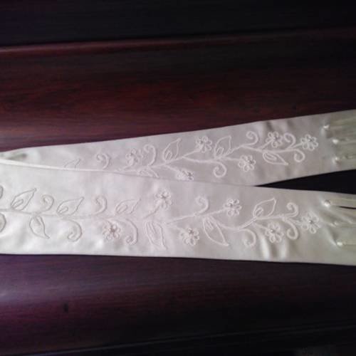 Gants longues de cérémonie  en satin de couleur  blanche 