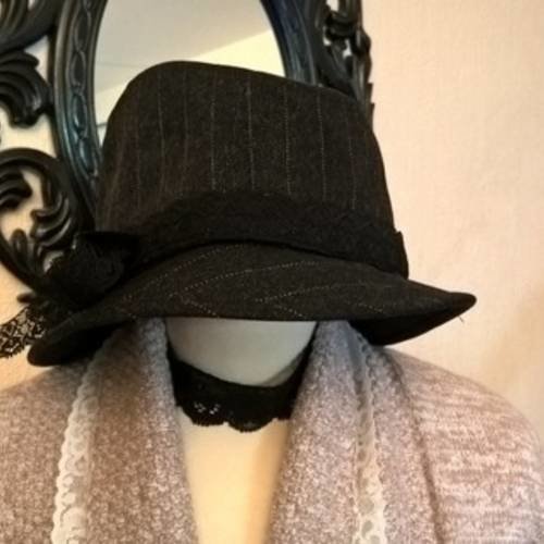 Chapeaux en laine à rayures  de couleur noir et gris 