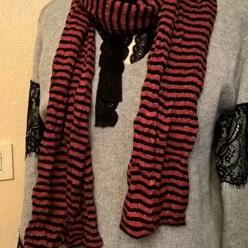 Écharpe à rayures en coton, viscose et lurex de couleur rouge et noir 
