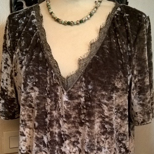 Tee shirt, manches courtes , en velours  et dentelle de couleur beige, taupe