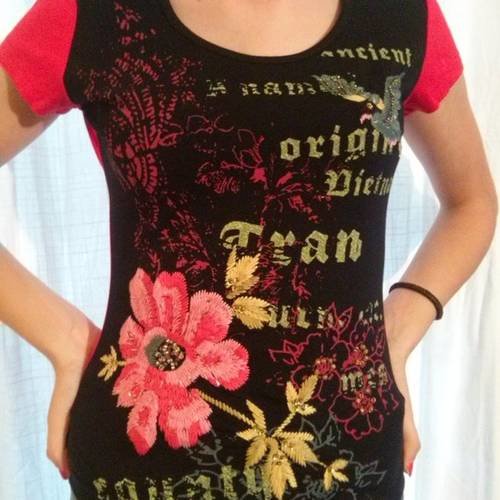 T shirt en coton élasthanne brode couleur noir et rouge 