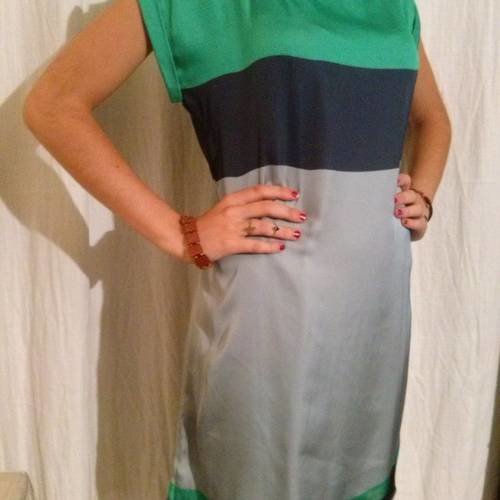 Robe en satin couleur gris, bleu et vert 
