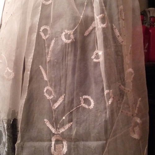 Grand châle en organza de soie,brodée,couleur écru,châle femme, fille,cadeau femme,cadeau fille