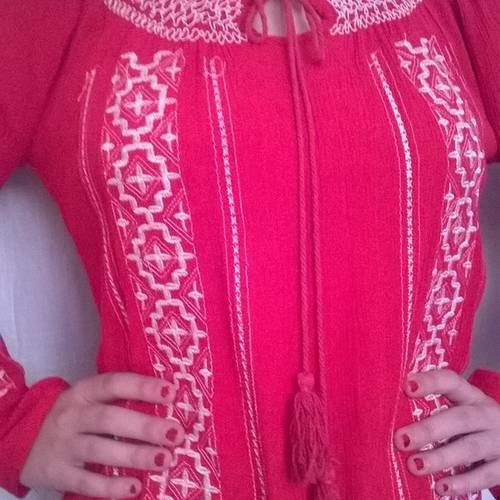 Blouse manches longues en coton brodé couleur rouge 