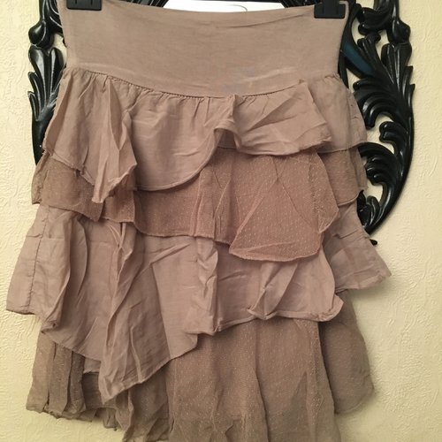 Jupe à volants en soie et dentelle couleur beige