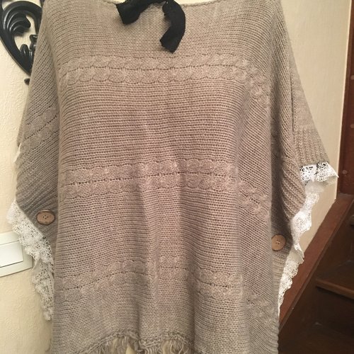 Cape femme,coton et acrylique,couleur taupe,dentelle beige,pull femme,pull fille,cadeau femme,cadeau fille,vêtements