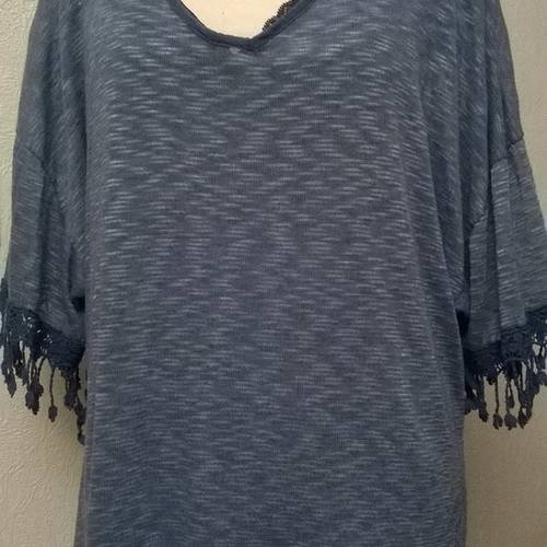 Tunique en coton,viscose de couleur bleu jean et dentelle noire 