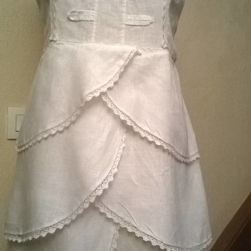 Robe courte à volants en lin blanc et dentelle 