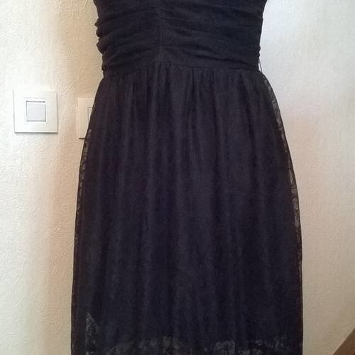 Robe à brettelles  fines de dentelle couleur noir 